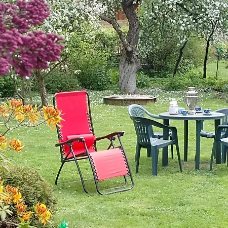 House, Garden & Sauna. Free Parking. Train Stop-200 M. Sea-1 Km. Apartment Jurmala