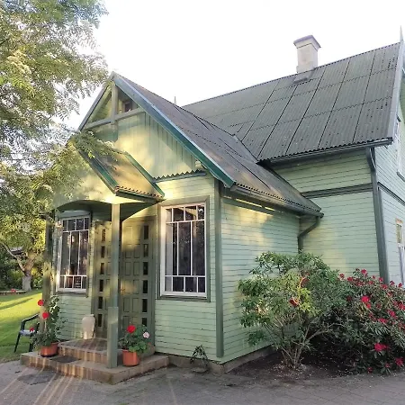 Apartment House, Garden & Sauna. Free Parking. Train Stop-200 M. Sea-1 Km.